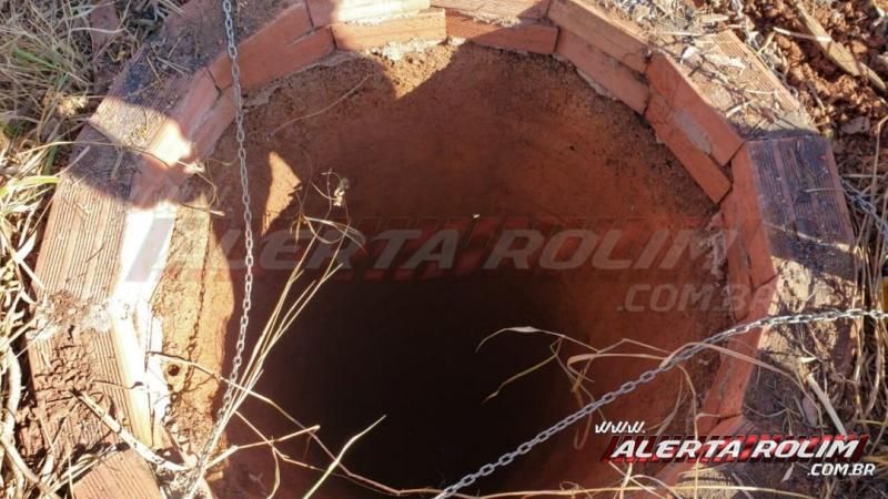 Bombeiros são acionados para retirarem gato dentro de poço no Bairro Cidade Alta, em Rolim de Moura - Vídeo Bombeiros são acionados para retirarem gato dentro de poço no Bairro Cidade Alta, em Rolim de Moura - Vídeo