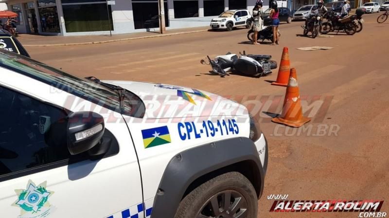 Carro e moto colidem no cruzamento da Rua Guaporé com a Avenida Fortaleza, em Rolim de Moura Carro e moto colidem no cruzamento da Rua Guaporé com a Avenida Fortaleza, em Rolim de Moura