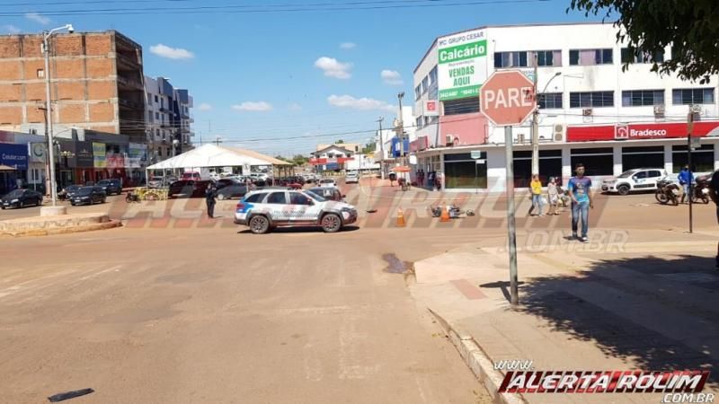 Carro e moto colidem no cruzamento da Rua Guaporé com a Avenida Fortaleza, em Rolim de Moura Carro e moto colidem no cruzamento da Rua Guaporé com a Avenida Fortaleza, em Rolim de Moura