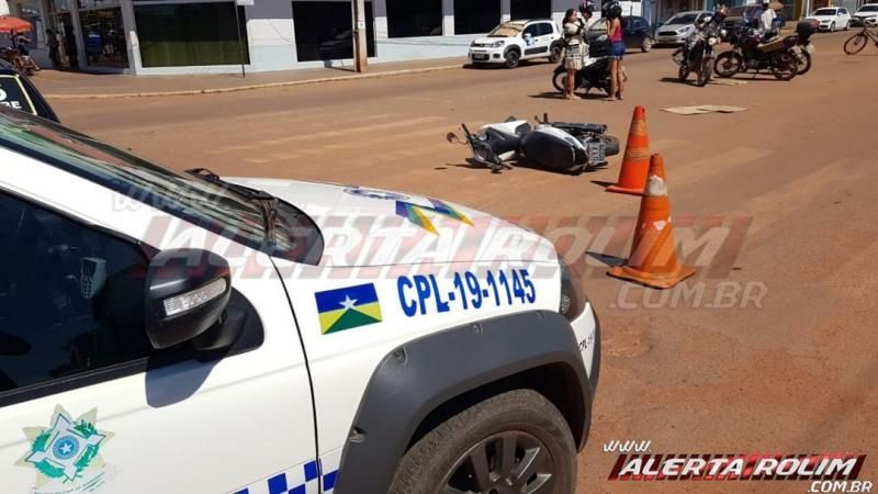 Carro e moto colidem no cruzamento da Rua Guaporé com a Avenida Fortaleza, em Rolim de Moura Carro e moto colidem no cruzamento da Rua Guaporé com a Avenida Fortaleza, em Rolim de Moura
