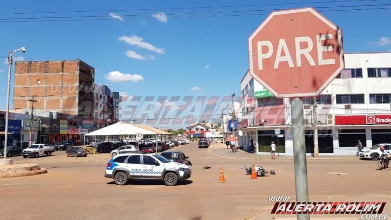 Carro e moto colidem no cruzamento da Rua Guaporé com a Avenida Fortaleza, em Rolim de Moura Carro e moto colidem no cruzamento da Rua Guaporé com a Avenida Fortaleza, em Rolim de Moura
