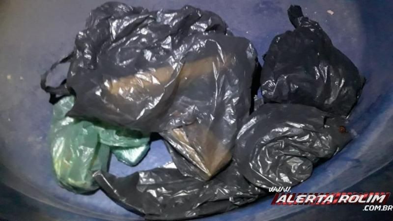 Casal de traficante é preso com quase 3 kg de drogas, arma de fogo e mais de 13 mil reais durante ação entre PM e PC, em Rolim de Moura - Vídeo Casal de traficante é preso com quase 3 kg de drogas, arma de fogo e mais de 13 mil reais durante ação entre PM e PC, em Rolim de Moura - Vídeo