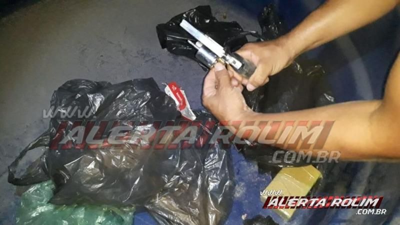 Casal de traficante é preso com quase 3 kg de drogas, arma de fogo e mais de 13 mil reais durante ação entre PM e PC, em Rolim de Moura - Vídeo Casal de traficante é preso com quase 3 kg de drogas, arma de fogo e mais de 13 mil reais durante ação entre PM e PC, em Rolim de Moura - Vídeo