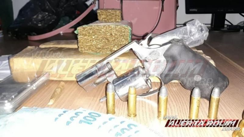 Casal de traficante é preso com quase 3 kg de drogas, arma de fogo e mais de 13 mil reais durante ação entre PM e PC, em Rolim de Moura - Vídeo Casal de traficante é preso com quase 3 kg de drogas, arma de fogo e mais de 13 mil reais durante ação entre PM e PC, em Rolim de Moura - Vídeo