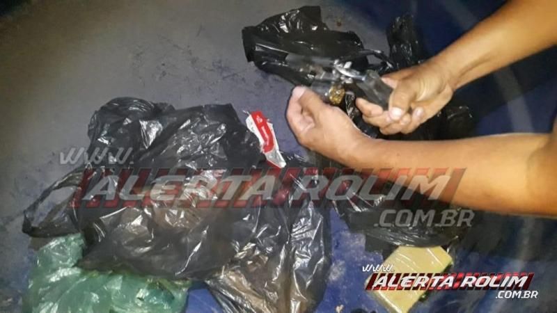 Casal de traficante é preso com quase 3 kg de drogas, arma de fogo e mais de 13 mil reais durante ação entre PM e PC, em Rolim de Moura - Vídeo Casal de traficante é preso com quase 3 kg de drogas, arma de fogo e mais de 13 mil reais durante ação entre PM e PC, em Rolim de Moura - Vídeo