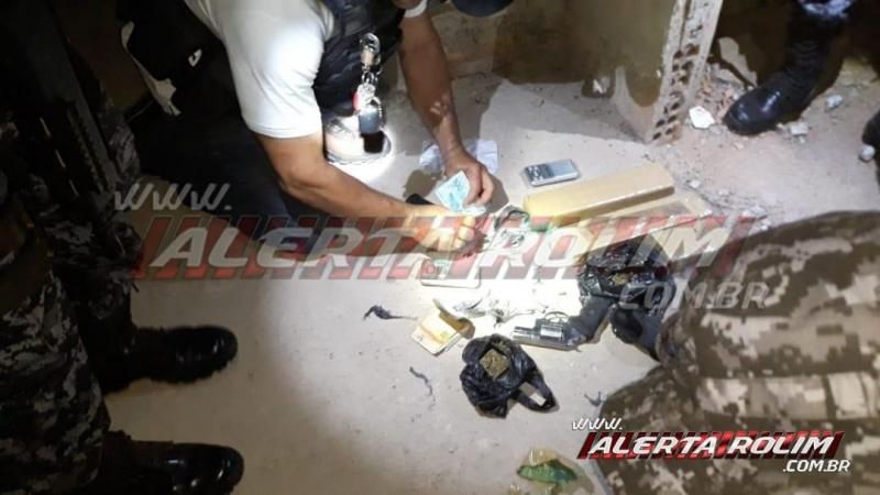 Casal de traficante é preso com quase 3 kg de drogas, arma de fogo e mais de 13 mil reais durante ação entre PM e PC, em Rolim de Moura - Vídeo Casal de traficante é preso com quase 3 kg de drogas, arma de fogo e mais de 13 mil reais durante ação entre PM e PC, em Rolim de Moura - Vídeo