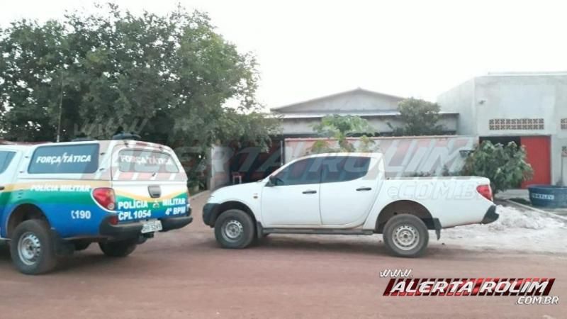 Casal de traficante é preso com quase 3 kg de drogas, arma de fogo e mais de 13 mil reais durante ação entre PM e PC, em Rolim de Moura - Vídeo Casal de traficante é preso com quase 3 kg de drogas, arma de fogo e mais de 13 mil reais durante ação entre PM e PC, em Rolim de Moura - Vídeo