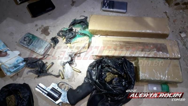 Casal de traficante é preso com quase 3 kg de drogas, arma de fogo e mais de 13 mil reais durante ação entre PM e PC, em Rolim de Moura - Vídeo Casal de traficante é preso com quase 3 kg de drogas, arma de fogo e mais de 13 mil reais durante ação entre PM e PC, em Rolim de Moura - Vídeo