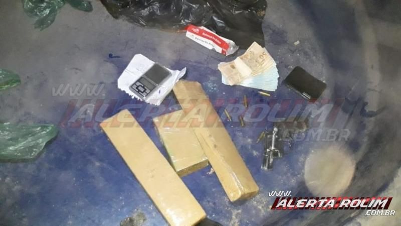 Casal de traficante é preso com quase 3 kg de drogas, arma de fogo e mais de 13 mil reais durante ação entre PM e PC, em Rolim de Moura - Vídeo Casal de traficante é preso com quase 3 kg de drogas, arma de fogo e mais de 13 mil reais durante ação entre PM e PC, em Rolim de Moura - Vídeo