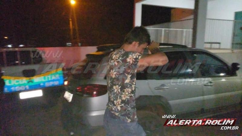 Casal de traficante é preso com quase 3 kg de drogas, arma de fogo e mais de 13 mil reais durante ação entre PM e PC, em Rolim de Moura - Vídeo Casal de traficante é preso com quase 3 kg de drogas, arma de fogo e mais de 13 mil reais durante ação entre PM e PC, em Rolim de Moura - Vídeo