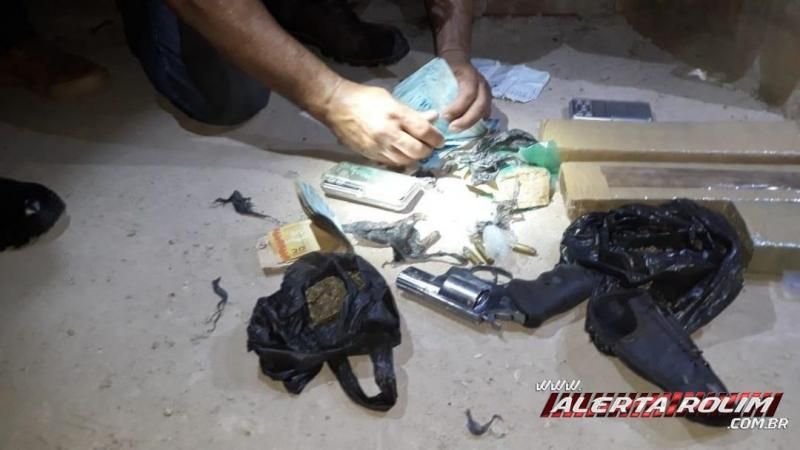 Casal de traficante é preso com quase 3 kg de drogas, arma de fogo e mais de 13 mil reais durante ação entre PM e PC, em Rolim de Moura - Vídeo Casal de traficante é preso com quase 3 kg de drogas, arma de fogo e mais de 13 mil reais durante ação entre PM e PC, em Rolim de Moura - Vídeo