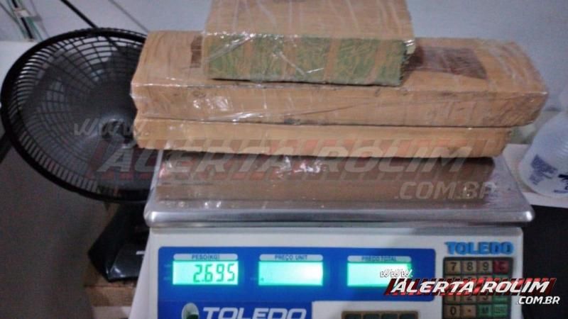 Casal de traficante é preso com quase 3 kg de drogas, arma de fogo e mais de 13 mil reais durante ação entre PM e PC, em Rolim de Moura - Vídeo Casal de traficante é preso com quase 3 kg de drogas, arma de fogo e mais de 13 mil reais durante ação entre PM e PC, em Rolim de Moura - Vídeo