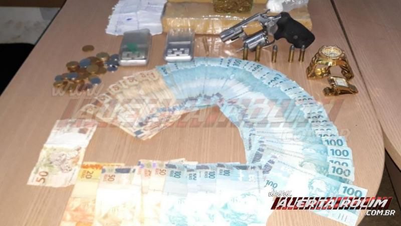 Casal de traficante é preso com quase 3 kg de drogas, arma de fogo e mais de 13 mil reais durante ação entre PM e PC, em Rolim de Moura - Vídeo Casal de traficante é preso com quase 3 kg de drogas, arma de fogo e mais de 13 mil reais durante ação entre PM e PC, em Rolim de Moura - Vídeo