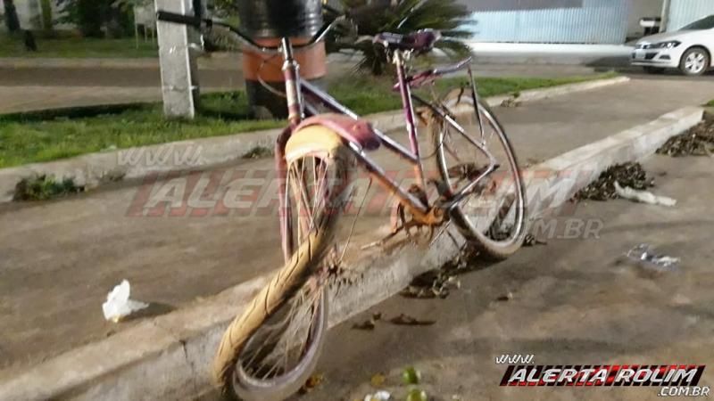 Casal que trafegava em uma bicicleta é socorrido pelos bombeiros com graves ferimentos, após colisão com carro, em Rolim de Moura - Vídeo Casal que trafegava em uma bicicleta é socorrido pelos bombeiros com graves ferimentos, após colisão com carro, em Rolim de Moura - Vídeo