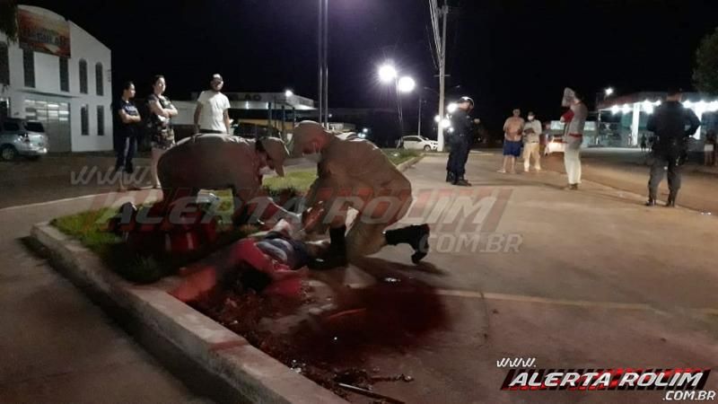 Casal que trafegava em uma bicicleta é socorrido pelos bombeiros com graves ferimentos, após colisão com carro, em Rolim de Moura - Vídeo Casal que trafegava em uma bicicleta é socorrido pelos bombeiros com graves ferimentos, após colisão com carro, em Rolim de Moura - Vídeo