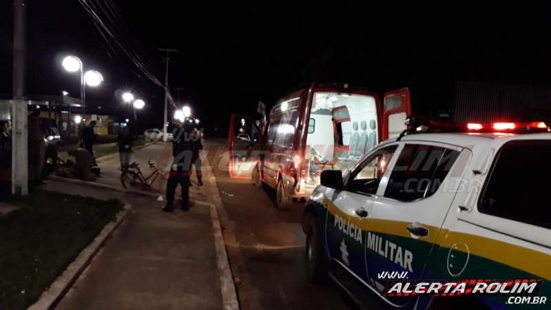 Casal que trafegava em uma bicicleta é socorrido pelos bombeiros com graves ferimentos, após colisão com carro, em Rolim de Moura - Vídeo Casal que trafegava em uma bicicleta é socorrido pelos bombeiros com graves ferimentos, após colisão com carro, em Rolim de Moura - Vídeo