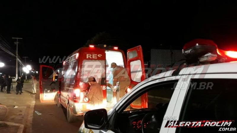 Casal que trafegava em uma bicicleta é socorrido pelos bombeiros com graves ferimentos, após colisão com carro, em Rolim de Moura - Vídeo Casal que trafegava em uma bicicleta é socorrido pelos bombeiros com graves ferimentos, após colisão com carro, em Rolim de Moura - Vídeo