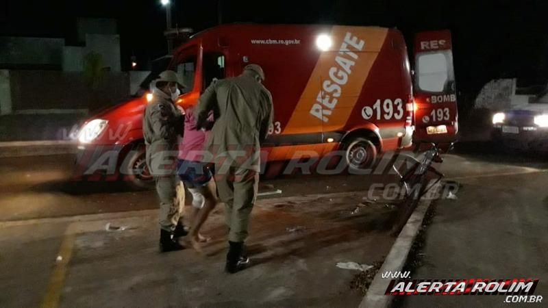 Casal que trafegava em uma bicicleta é socorrido pelos bombeiros com graves ferimentos, após colisão com carro, em Rolim de Moura - Vídeo Casal que trafegava em uma bicicleta é socorrido pelos bombeiros com graves ferimentos, após colisão com carro, em Rolim de Moura - Vídeo
