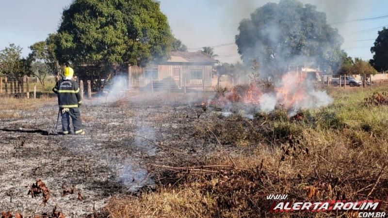 Cidade é tomada pela fumaça e bombeiros controlam o fogo em vegetação no Bairro Beira Rio, em Rolim - Veja o vídeo de Moura Cidade é tomada pela fumaça e bombeiros controlam o fogo em vegetação no Bairro Beira Rio, em Rolim - Veja o vídeo de Moura