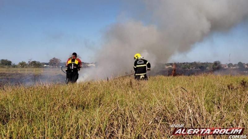 Cidade é tomada pela fumaça e bombeiros controlam o fogo em vegetação no Bairro Beira Rio, em Rolim - Veja o vídeo de Moura Cidade é tomada pela fumaça e bombeiros controlam o fogo em vegetação no Bairro Beira Rio, em Rolim - Veja o vídeo de Moura