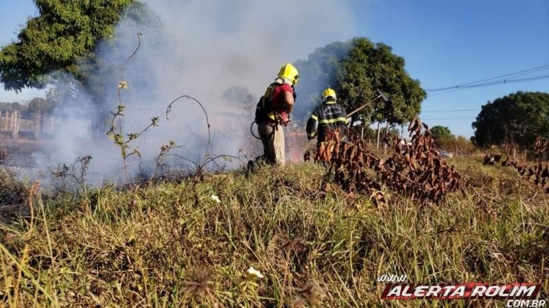 Cidade é tomada pela fumaça e bombeiros controlam o fogo em vegetação no Bairro Beira Rio, em Rolim - Veja o vídeo de Moura Cidade é tomada pela fumaça e bombeiros controlam o fogo em vegetação no Bairro Beira Rio, em Rolim - Veja o vídeo de Moura