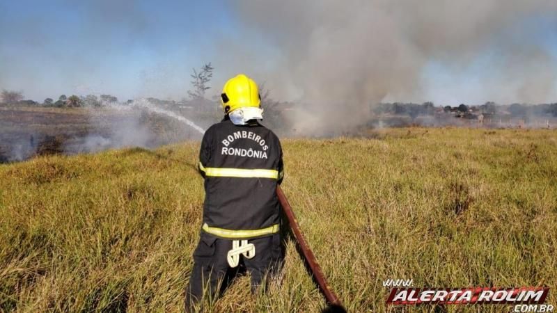 Cidade é tomada pela fumaça e bombeiros controlam o fogo em vegetação no Bairro Beira Rio, em Rolim - Veja o vídeo de Moura Cidade é tomada pela fumaça e bombeiros controlam o fogo em vegetação no Bairro Beira Rio, em Rolim - Veja o vídeo de Moura