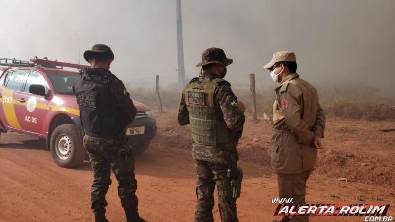 Cidade é tomada pela fumaça e bombeiros controlam o fogo em vegetação no Bairro Beira Rio, em Rolim - Veja o vídeo de Moura Cidade é tomada pela fumaça e bombeiros controlam o fogo em vegetação no Bairro Beira Rio, em Rolim - Veja o vídeo de Moura