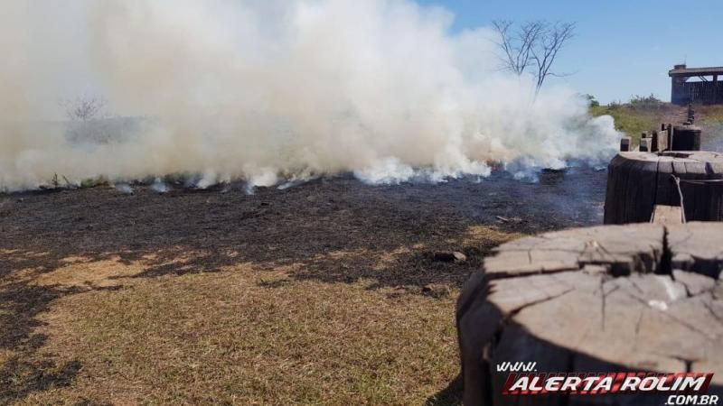 Cidade é tomada pela fumaça e bombeiros controlam o fogo em vegetação no Bairro Beira Rio, em Rolim - Veja o vídeo de Moura Cidade é tomada pela fumaça e bombeiros controlam o fogo em vegetação no Bairro Beira Rio, em Rolim - Veja o vídeo de Moura