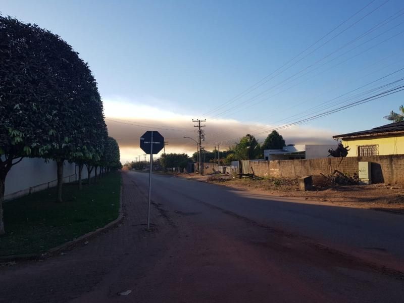 Cidade é tomada pela fumaça e bombeiros controlam o fogo em vegetação no Bairro Beira Rio, em Rolim - Veja o vídeo de Moura Cidade é tomada pela fumaça e bombeiros controlam o fogo em vegetação no Bairro Beira Rio, em Rolim - Veja o vídeo de Moura