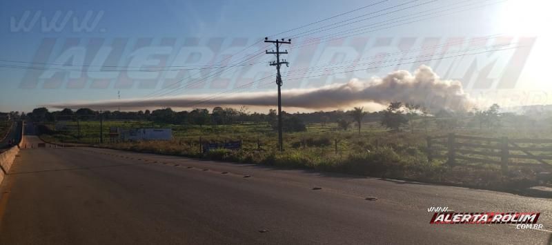 Cidade é tomada pela fumaça e bombeiros controlam o fogo em vegetação no Bairro Beira Rio, em Rolim - Veja o vídeo de Moura Cidade é tomada pela fumaça e bombeiros controlam o fogo em vegetação no Bairro Beira Rio, em Rolim - Veja o vídeo de Moura