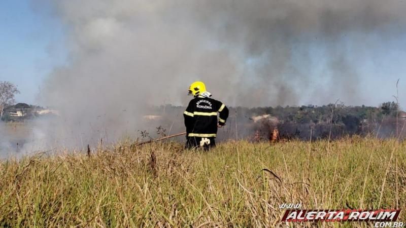Cidade é tomada pela fumaça e bombeiros controlam o fogo em vegetação no Bairro Beira Rio, em Rolim - Veja o vídeo de Moura Cidade é tomada pela fumaça e bombeiros controlam o fogo em vegetação no Bairro Beira Rio, em Rolim - Veja o vídeo de Moura