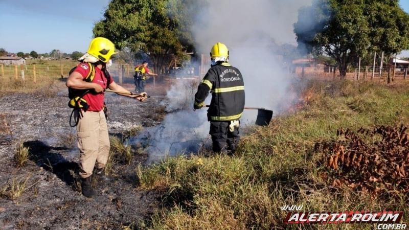 Cidade é tomada pela fumaça e bombeiros controlam o fogo em vegetação no Bairro Beira Rio, em Rolim - Veja o vídeo de Moura Cidade é tomada pela fumaça e bombeiros controlam o fogo em vegetação no Bairro Beira Rio, em Rolim - Veja o vídeo de Moura