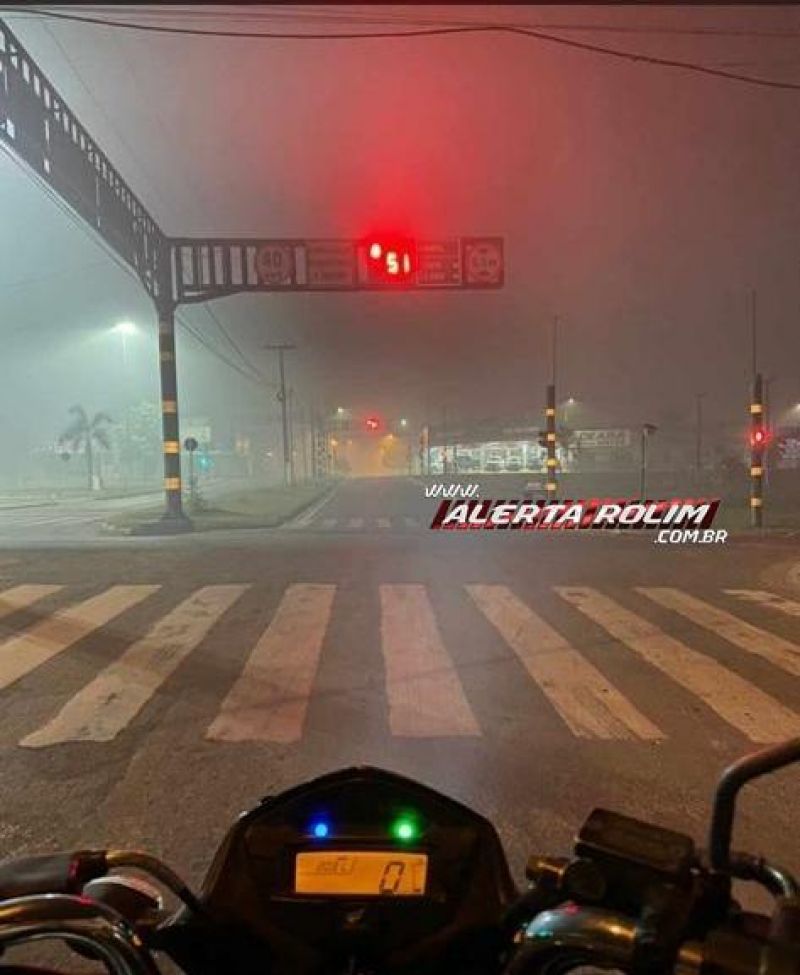 Cidade é tomada pela fumaça e bombeiros controlam o fogo em vegetação no Bairro Beira Rio, em Rolim - Veja o vídeo de Moura Cidade é tomada pela fumaça e bombeiros controlam o fogo em vegetação no Bairro Beira Rio, em Rolim - Veja o vídeo de Moura