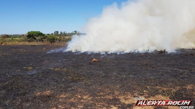 Cidade é tomada pela fumaça e bombeiros controlam o fogo em vegetação no Bairro Beira Rio, em Rolim - Veja o vídeo de Moura Cidade é tomada pela fumaça e bombeiros controlam o fogo em vegetação no Bairro Beira Rio, em Rolim - Veja o vídeo de Moura