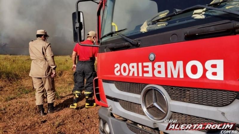 Cidade é tomada pela fumaça e bombeiros controlam o fogo em vegetação no Bairro Beira Rio, em Rolim - Veja o vídeo de Moura Cidade é tomada pela fumaça e bombeiros controlam o fogo em vegetação no Bairro Beira Rio, em Rolim - Veja o vídeo de Moura