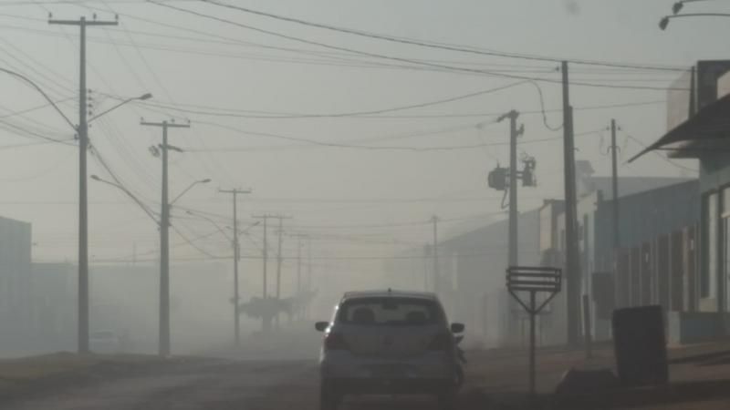 Cidade é tomada pela fumaça e bombeiros controlam o fogo em vegetação no Bairro Beira Rio, em Rolim - Veja o vídeo de Moura Cidade é tomada pela fumaça e bombeiros controlam o fogo em vegetação no Bairro Beira Rio, em Rolim - Veja o vídeo de Moura