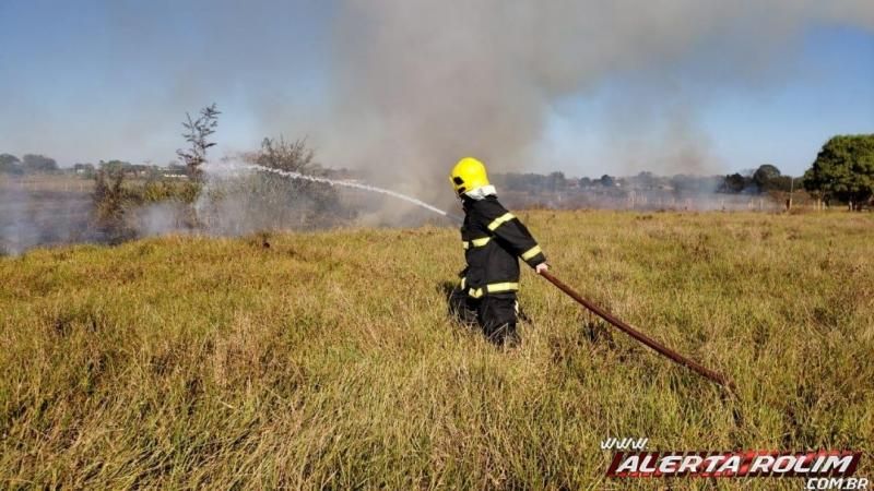 Cidade é tomada pela fumaça e bombeiros controlam o fogo em vegetação no Bairro Beira Rio, em Rolim - Veja o vídeo de Moura Cidade é tomada pela fumaça e bombeiros controlam o fogo em vegetação no Bairro Beira Rio, em Rolim - Veja o vídeo de Moura
