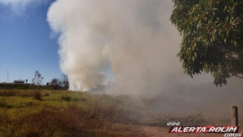 Cidade é tomada pela fumaça e bombeiros controlam o fogo em vegetação no Bairro Beira Rio, em Rolim - Veja o vídeo de Moura 