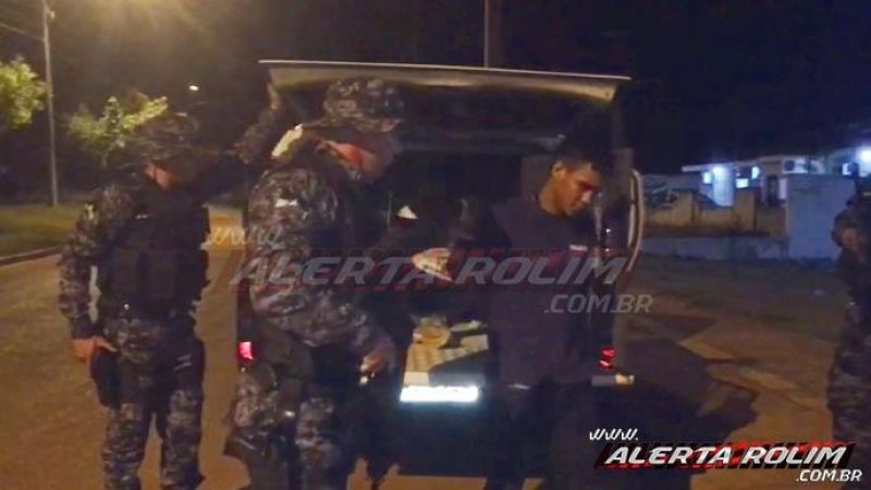 Dupla é presa pela equipe do PATAMO da PM com arma de fogo, munições e drogas, em Rolim de Moura - Vídeo Dupla é presa pela equipe do PATAMO da PM com arma de fogo, munições e drogas, em Rolim de Moura - Vídeo