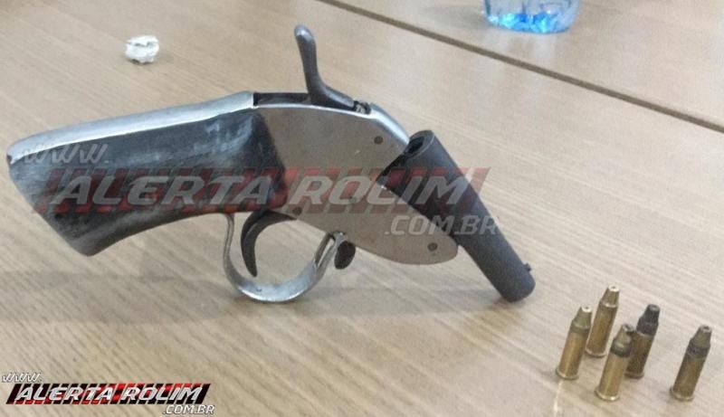 Dupla é presa pela equipe do PATAMO da PM com arma de fogo, munições e drogas, em Rolim de Moura - Vídeo Dupla é presa pela equipe do PATAMO da PM com arma de fogo, munições e drogas, em Rolim de Moura - Vídeo