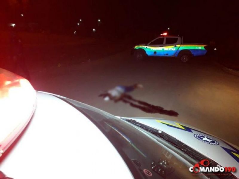 Em Ji-Paraná quatro pessoas são alvejadas e uma morre no local Em Ji-Paraná quatro pessoas são alvejadas e uma morre no local