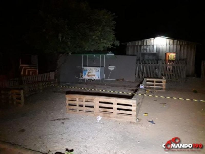 Em Ji-Paraná quatro pessoas são alvejadas e uma morre no local Em Ji-Paraná quatro pessoas são alvejadas e uma morre no local