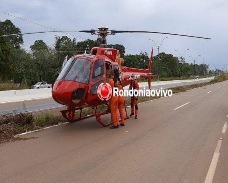 Helicóptero do Corpo de Bombeiros faz pouso em rodovia para socorrer vítimas de acidente, em Porto Velho - vídeo