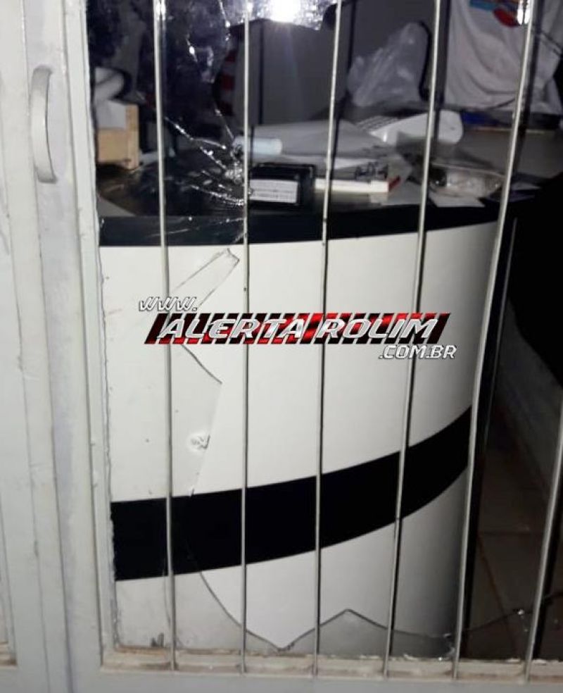 Homem é flagrado e preso pela PM, após arrombar porta e praticar furto em estabelecimento comercial, em Rolim de Moura Homem é flagrado e preso pela PM, após arrombar porta e praticar furto em estabelecimento comercial, em Rolim de Moura