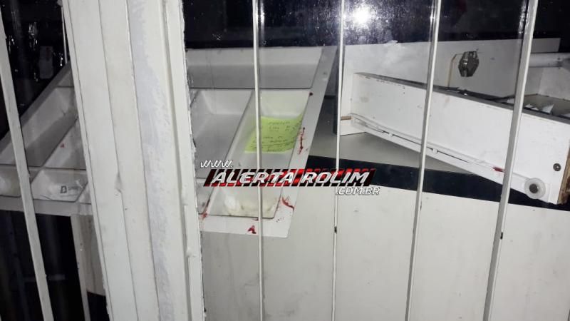 Homem é flagrado e preso pela PM, após arrombar porta e praticar furto em estabelecimento comercial, em Rolim de Moura Homem é flagrado e preso pela PM, após arrombar porta e praticar furto em estabelecimento comercial, em Rolim de Moura