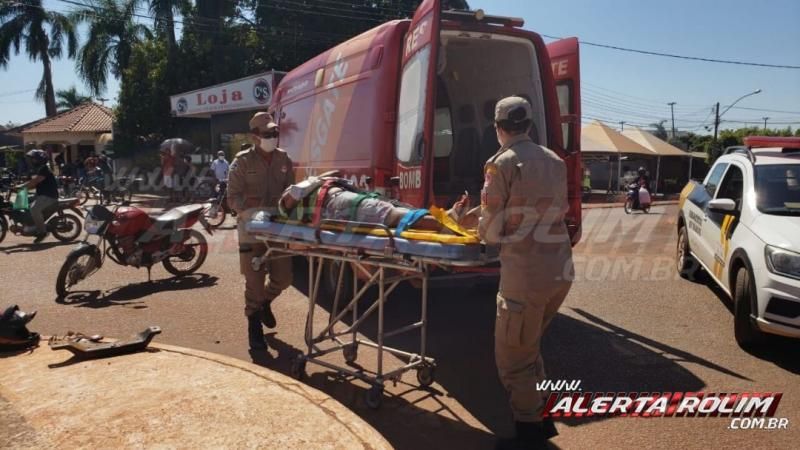 Homem é socorrido com suspeita de fratura em um dos braços após colisão entre moto e caminhão no Centro de Rolim de Moura – Vídeo Homem é socorrido com suspeita de fratura em um dos braços após colisão entre moto e caminhão no Centro de Rolim de Moura – Vídeo