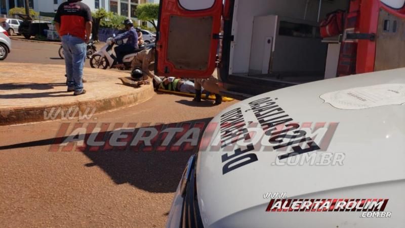 Homem é socorrido com suspeita de fratura em um dos braços após colisão entre moto e caminhão no Centro de Rolim de Moura – Vídeo Homem é socorrido com suspeita de fratura em um dos braços após colisão entre moto e caminhão no Centro de Rolim de Moura – Vídeo