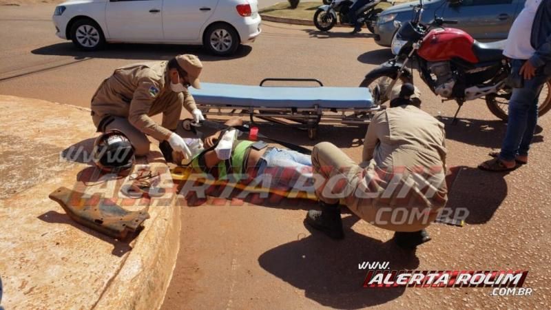 Homem é socorrido com suspeita de fratura em um dos braços após colisão entre moto e caminhão no Centro de Rolim de Moura – Vídeo Homem é socorrido com suspeita de fratura em um dos braços após colisão entre moto e caminhão no Centro de Rolim de Moura – Vídeo