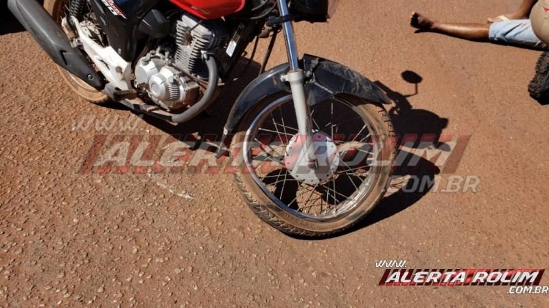 Homem é socorrido com suspeita de fratura em um dos braços após colisão entre moto e caminhão no Centro de Rolim de Moura – Vídeo Homem é socorrido com suspeita de fratura em um dos braços após colisão entre moto e caminhão no Centro de Rolim de Moura – Vídeo