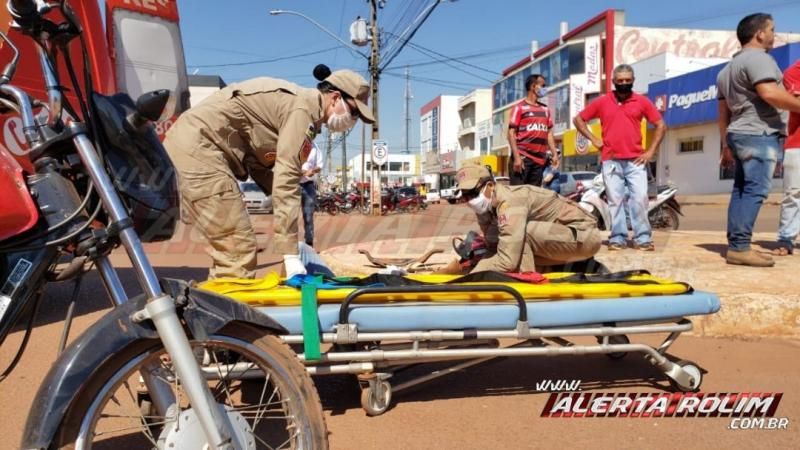 Homem é socorrido com suspeita de fratura em um dos braços após colisão entre moto e caminhão no Centro de Rolim de Moura – Vídeo Homem é socorrido com suspeita de fratura em um dos braços após colisão entre moto e caminhão no Centro de Rolim de Moura – Vídeo